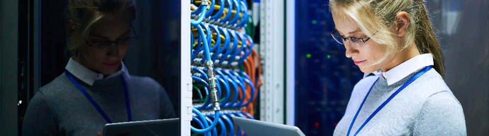 CGI Expertin steht in einem Serverraum CGI Expertin steht in einem Serverraum