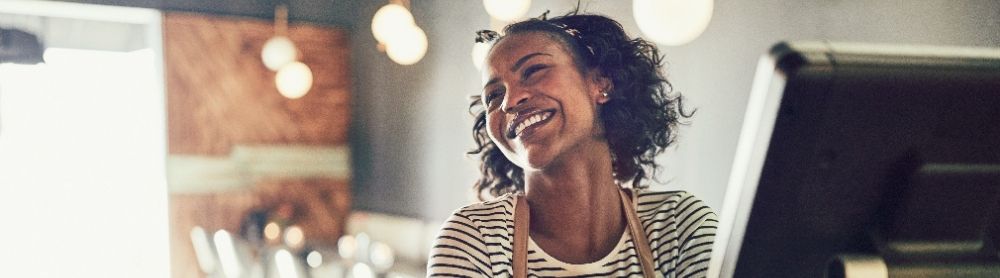 Une personne dans un magasin