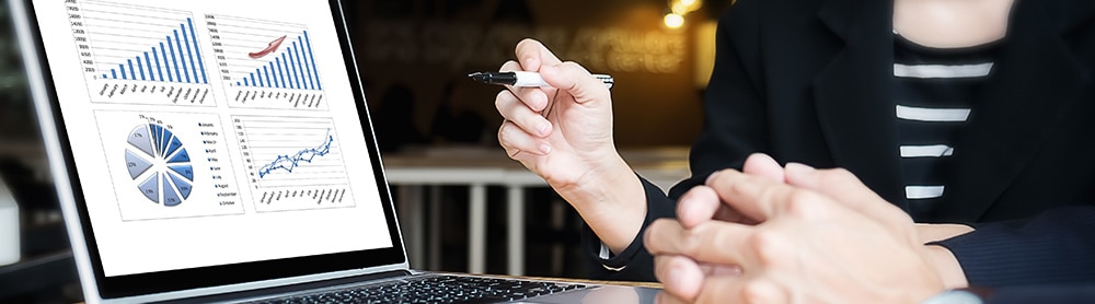 Two analysts finance chart Two analysts finance chart