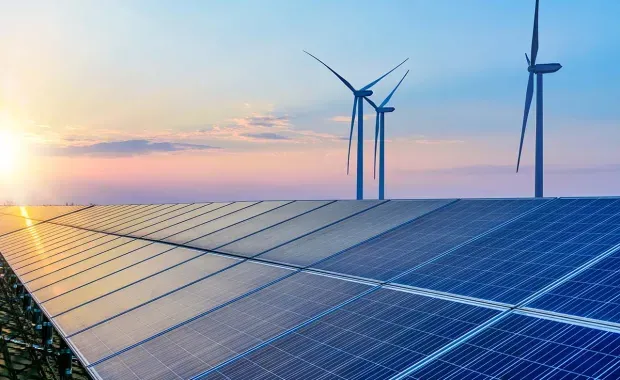 Solarpark mit Windkrafträdern im Hintergrund