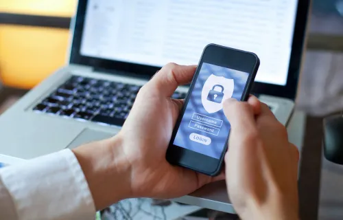 Person med mobil i handen