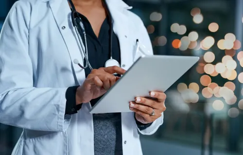 Un médecin est en train de consulter une tablette